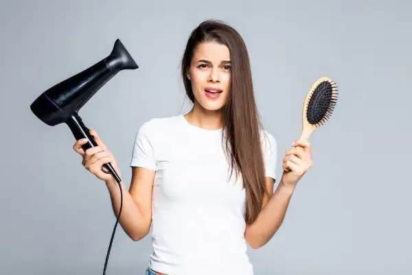 El uso excesivo del secador de pelo y la toalla pueden dañar tu cabello